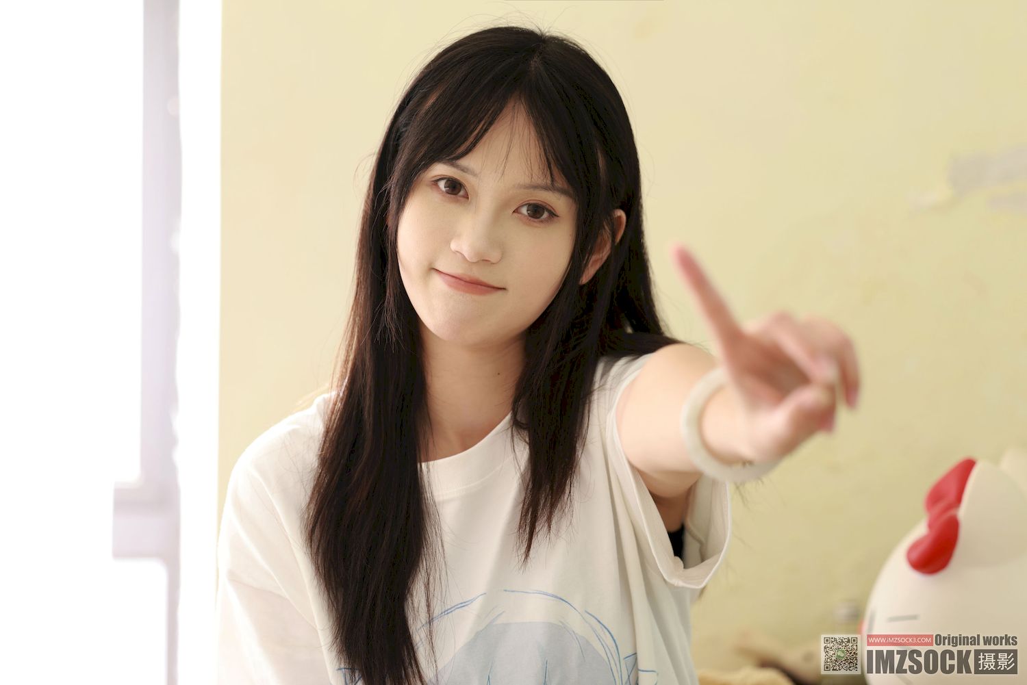 MZSOCK爱美足梦瑶白色上衣破洞牛仔裤阳光写真