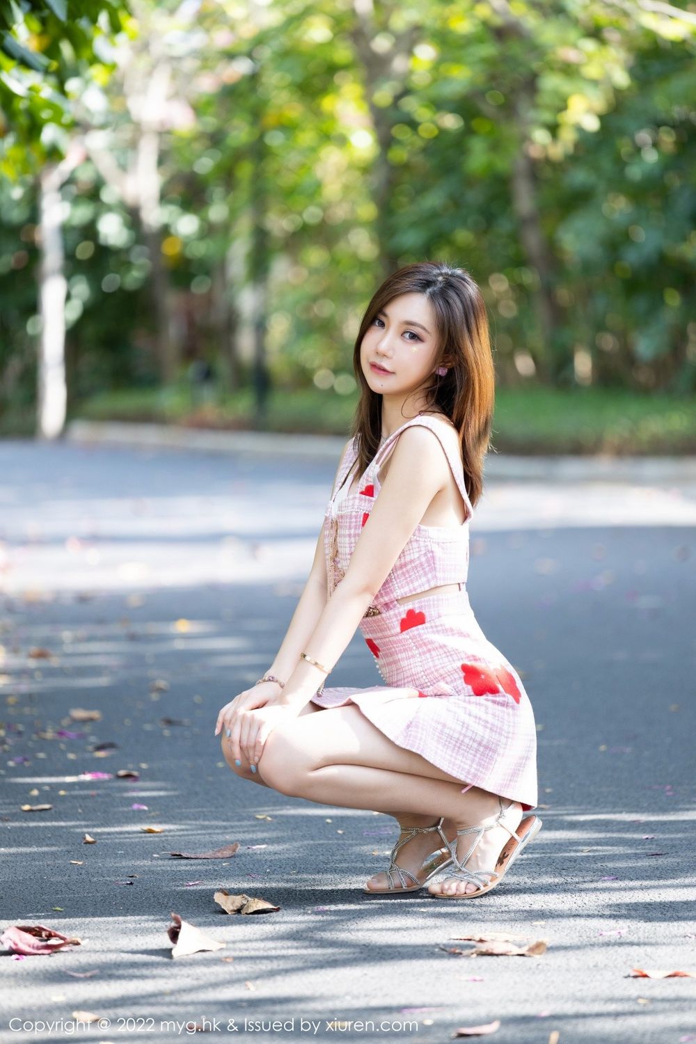 美媛馆性感女神绮里嘉ula粉色连衣短裙户外场景珠三角旅拍