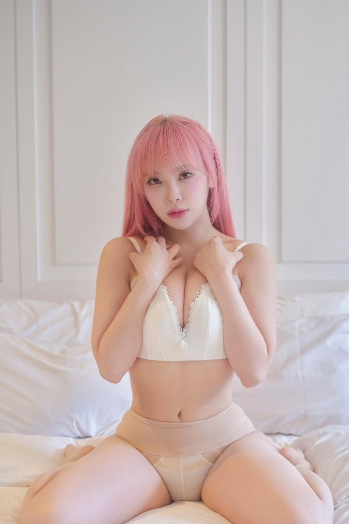 韩国网红级粉渐变色长发美女 白色绸缎内衣私房摄影 直角肩+人鱼线视觉暴击