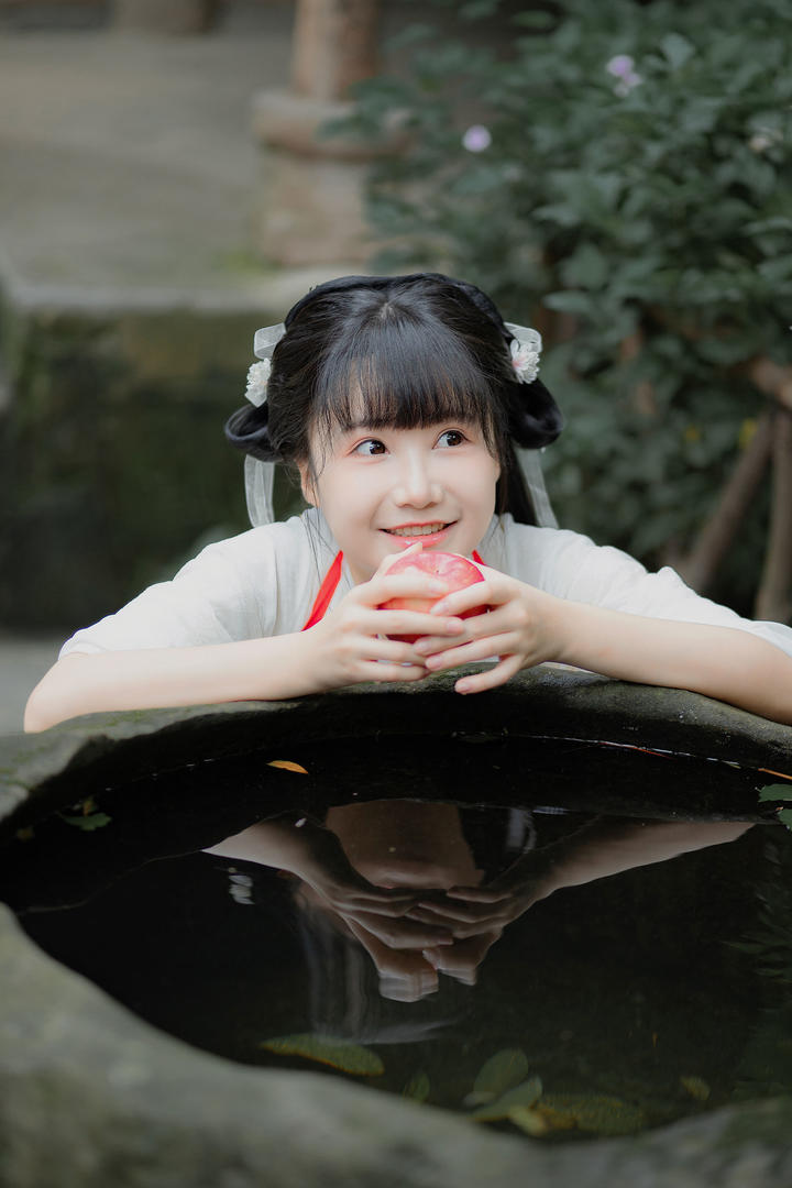 吃苹果的清纯古风女生头像高清图片