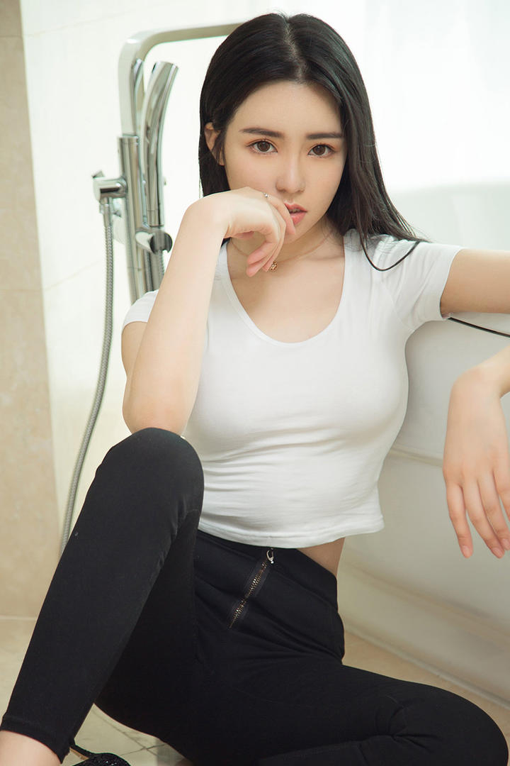 坐在地板上的漂亮美女模特高清图片