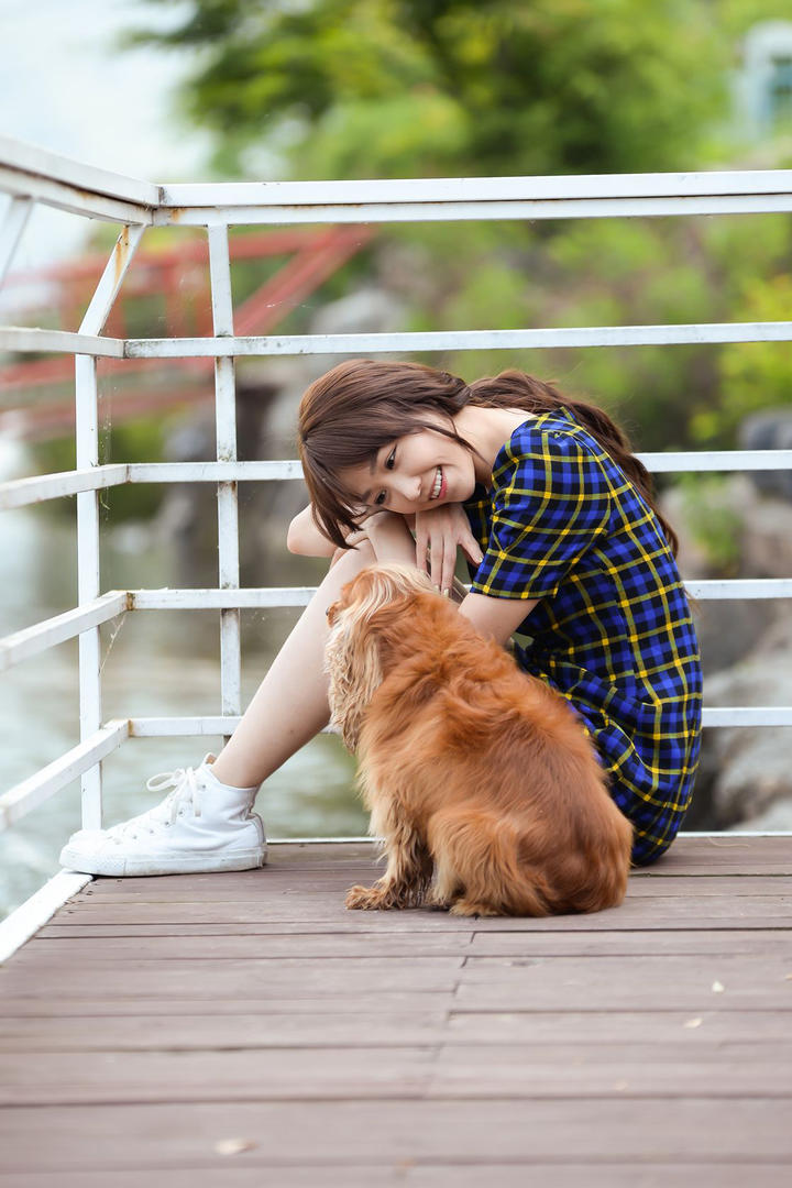 逗狗的韩国美女明星李恩慧高清写真