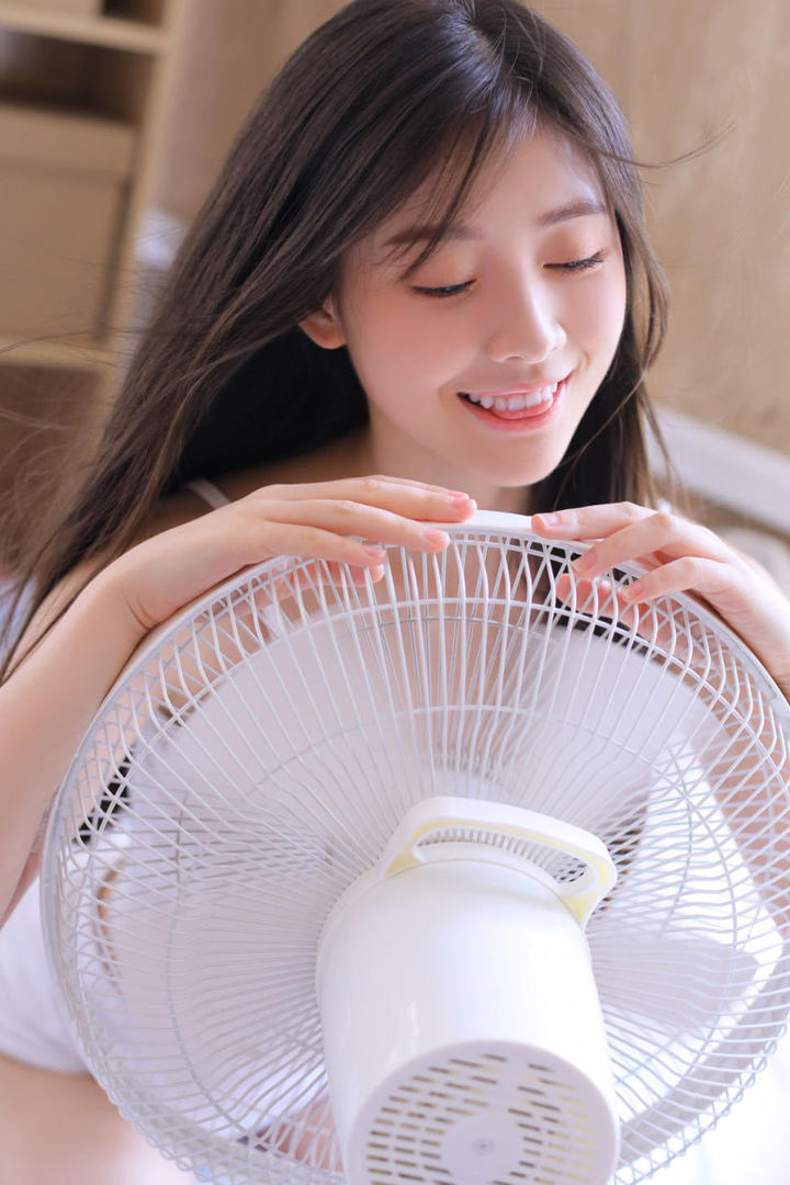 吹风扇的极品清纯美女图片