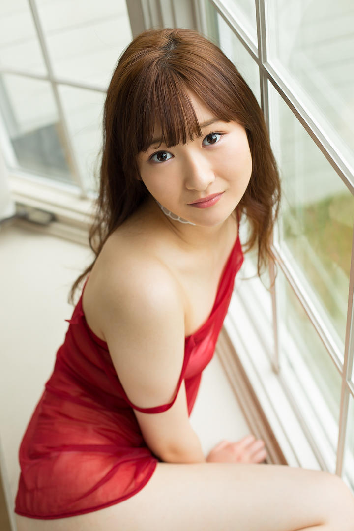 坐在窗户边的高清日本美女写真图片