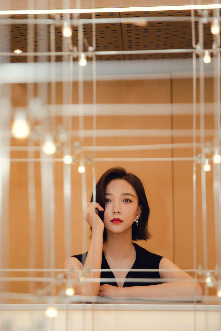 中国美女明星王珞丹干练短发摄影写真图片