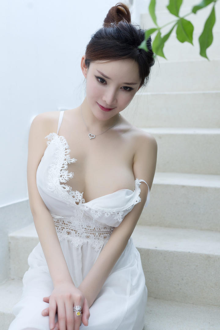 坐在台阶上的极品性感大胸美女写真