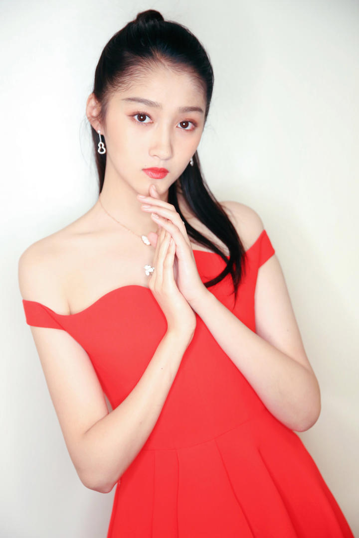 中国美女明星关晓彤穿红色连衣裙时尚性感写真图片