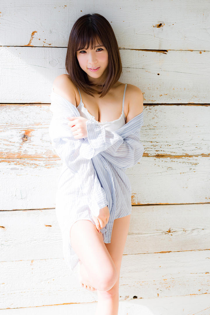 靠在墙上的日本白嫩性感短发美女图片