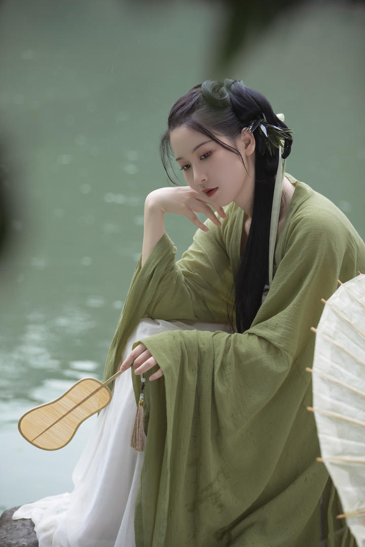 一身绿色长衫的古装美女意境写真图片