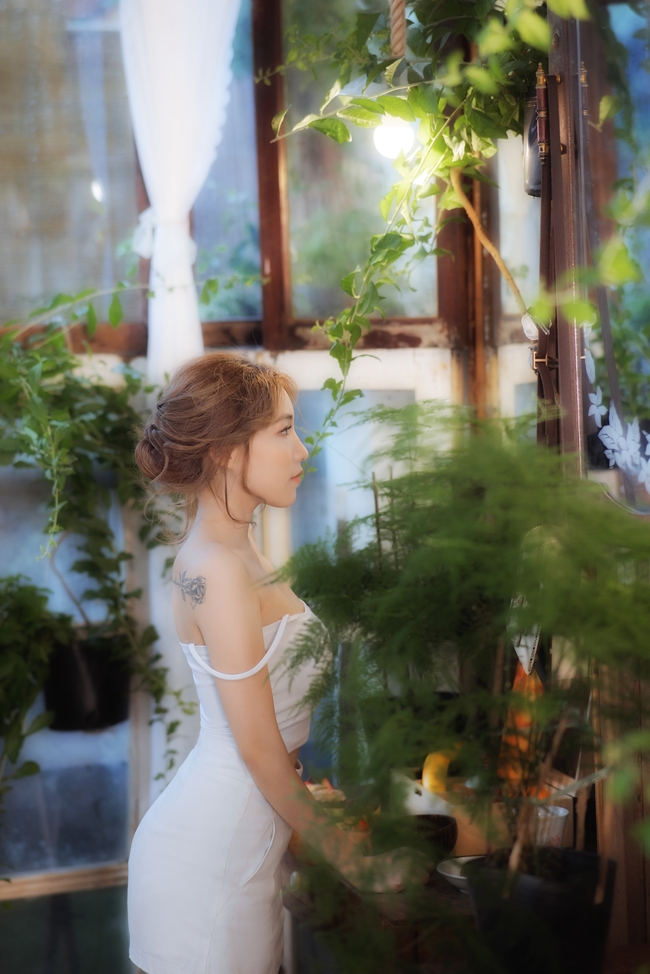 亚洲白色吊带礼服性感美女图片