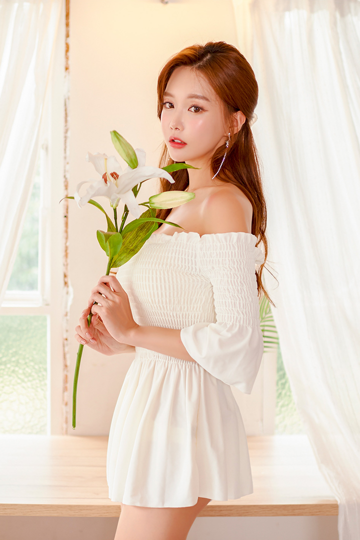 拿着花朵的韩国高清气质美女写真图片