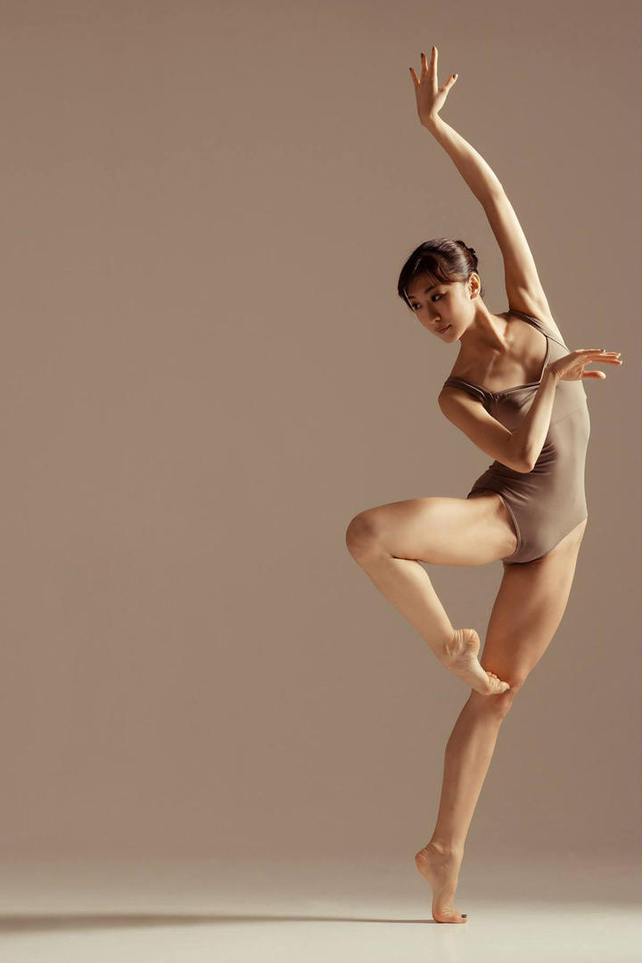 跳舞的高清美女艺术写真图片
