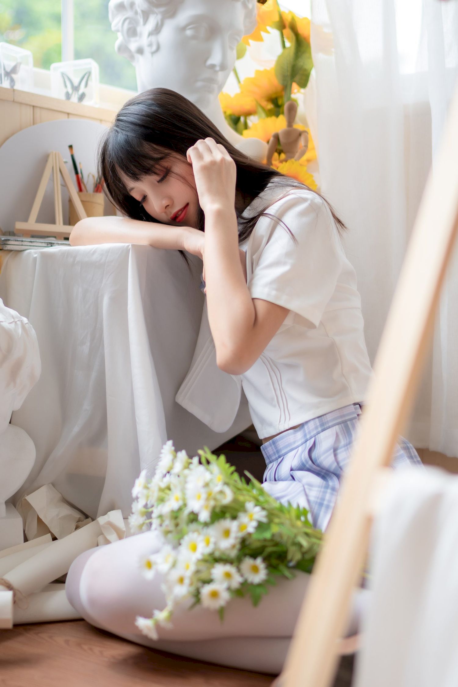 清纯妹子西呱呀呀呀学生制服搭配白色丝袜写真