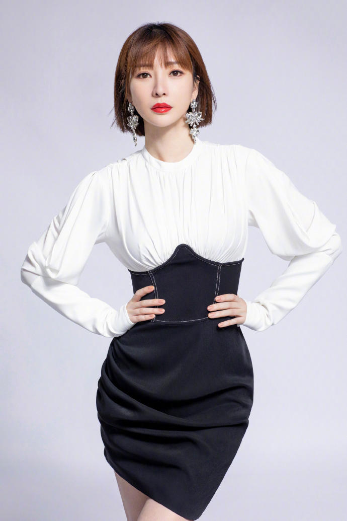 叉着腰的短发美女明星柳岩图片