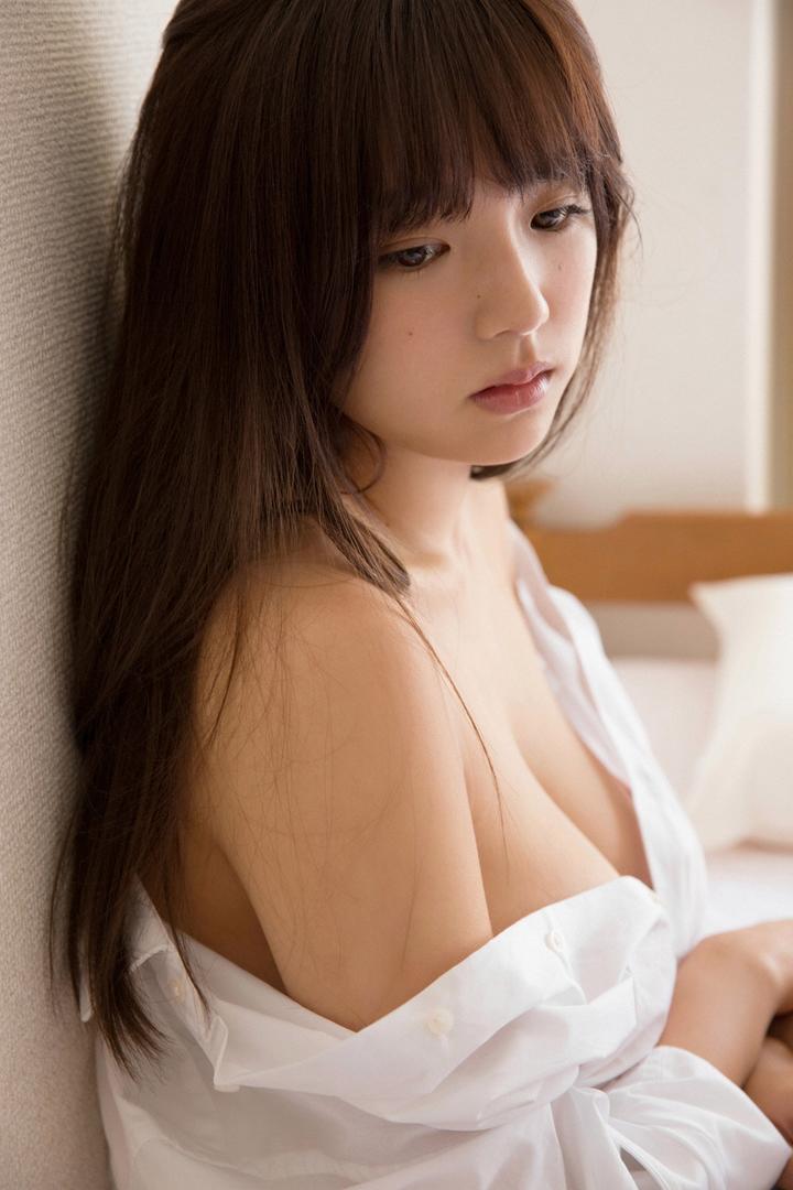 酥胸半露的日本性感AV女优篠崎爱美女私拍图片