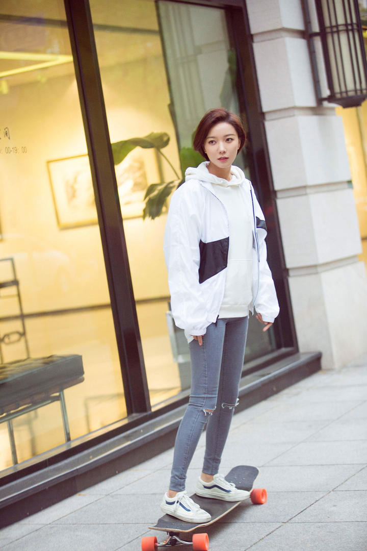 玩滑板的漂亮明星王珞丹图片