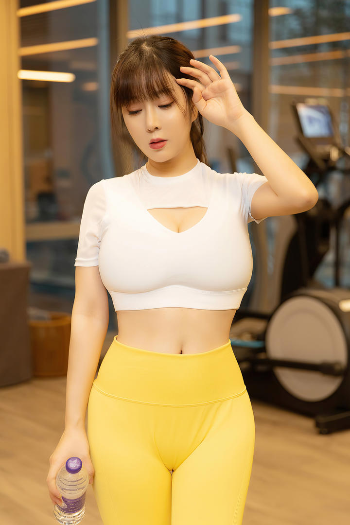 超高清紧身裤健身美女图片