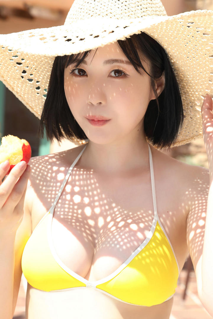吃苹果的日本比基尼美女高清图片