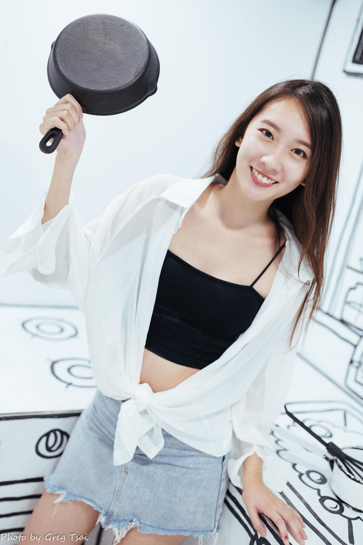 拿着平底锅的漂亮美女模特亚洲写真图片