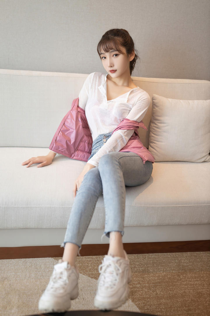 小家碧玉的牛仔裤美女陆萱萱日韩在线韵味写真图片