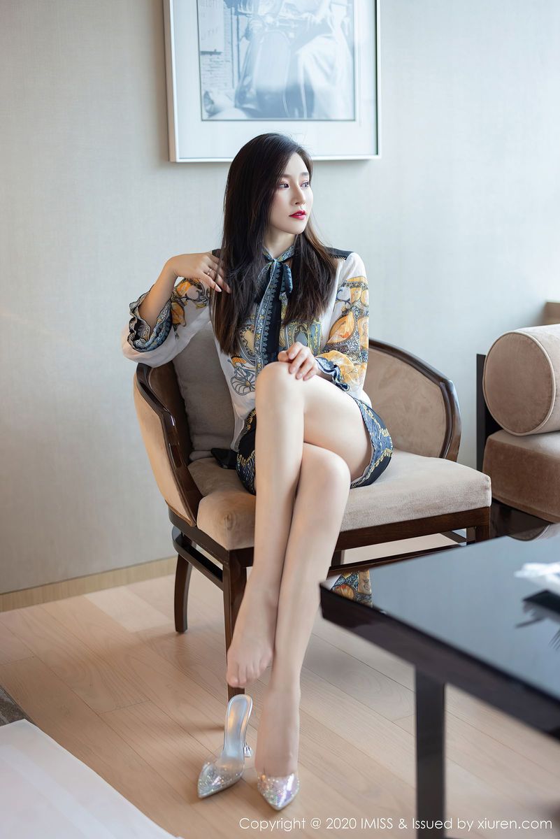 爱蜜社气质美女Vanessa相貌娇美修长美腿内衣诱惑系列写真