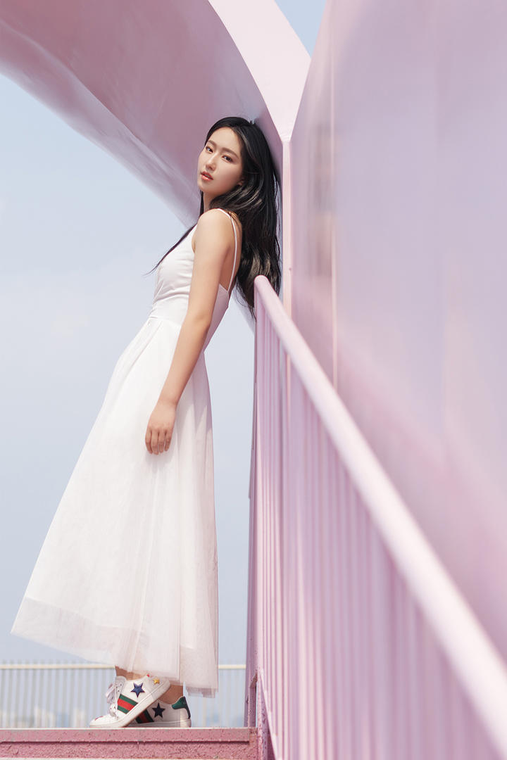 靠在墙上的清纯长裙美女图片