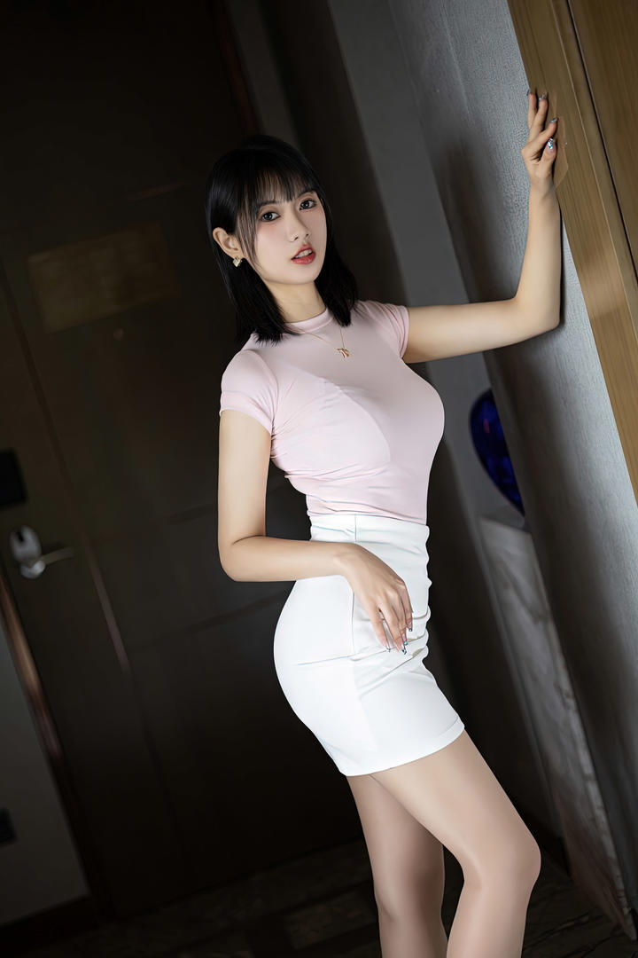 超短裙美女模特林子遥西西人体写真套图