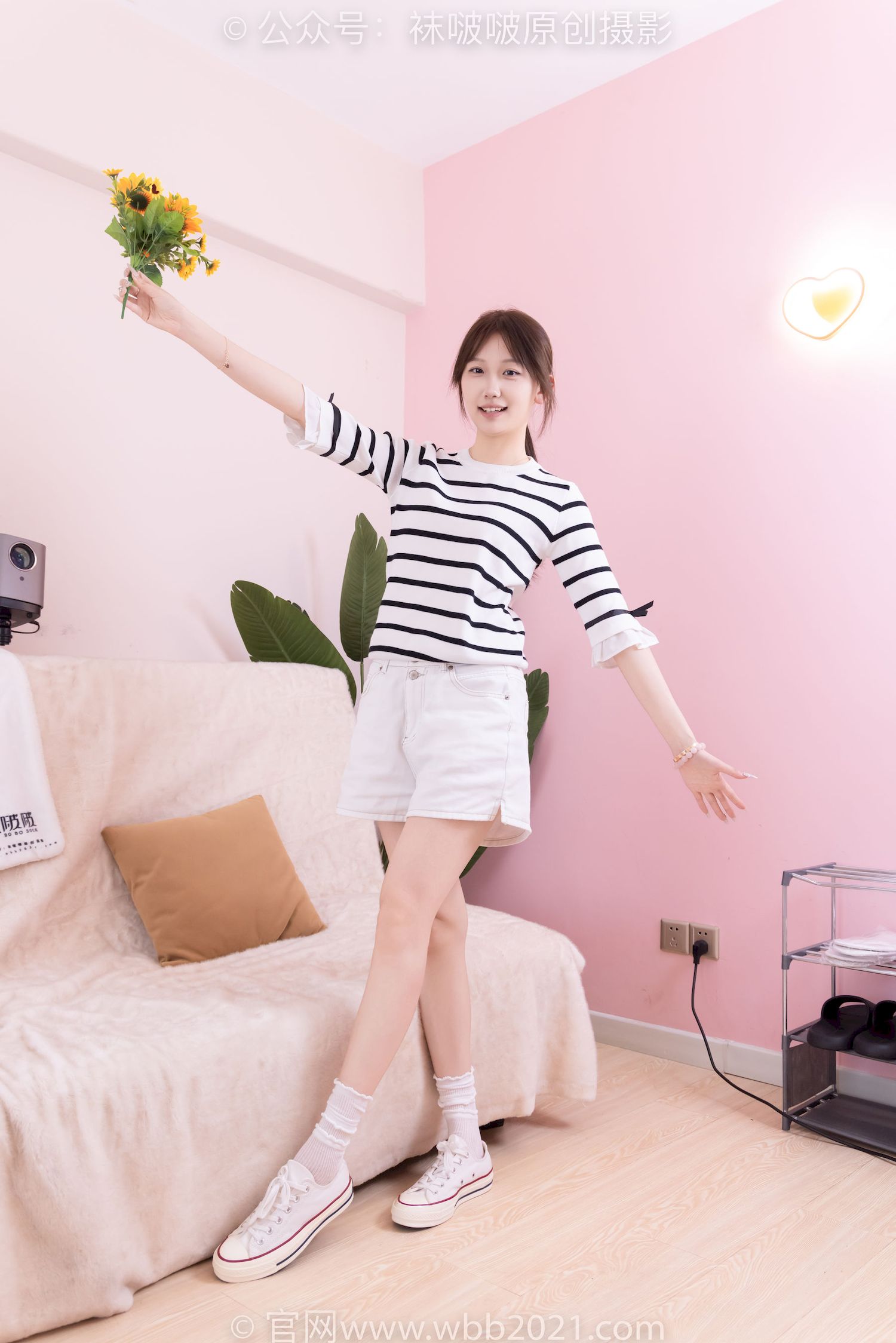 BoBoSocks袜啵啵模特香菜黑白条纹上衣‌白短裤写真