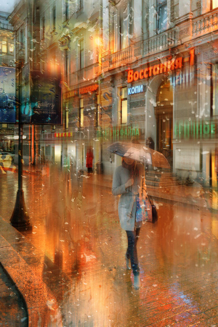 行走在雨中街道上的女生艺术摄影图片