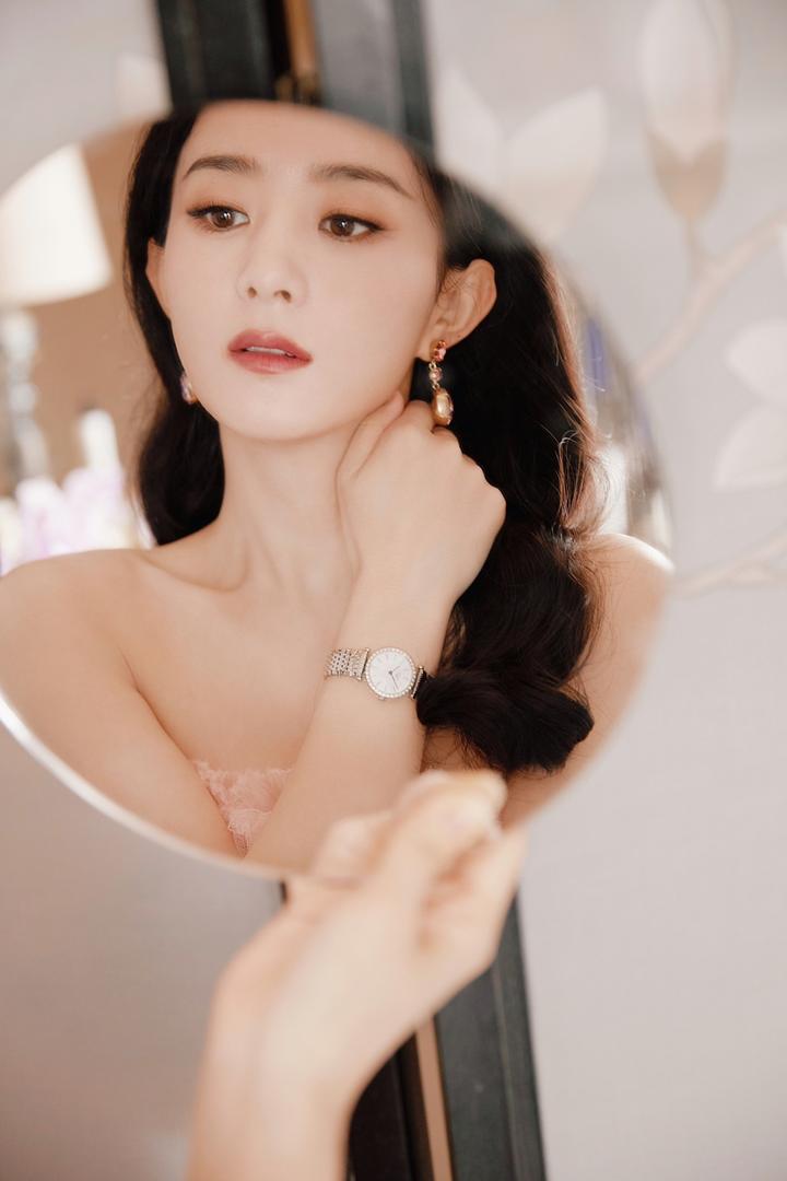 照镜子的高清美女明星赵丽颖时尚写真图片