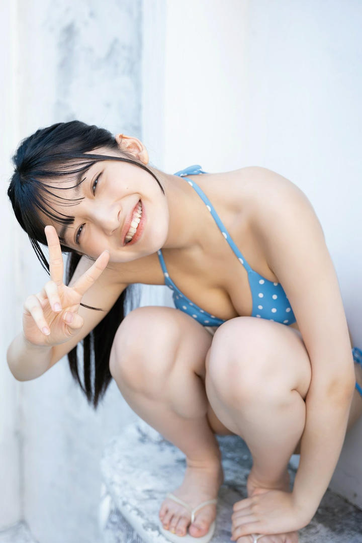 阳光活泼的日本小美女高清泳装写真图片