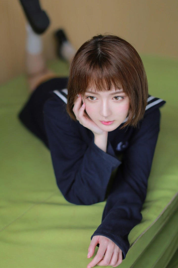 趴在垫子上的清纯制服美女