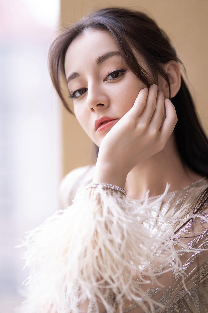 五官精致的美女明星迪丽热巴特写图片