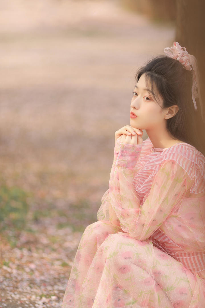 托腮沉思的清纯可爱女生高清壁纸大全