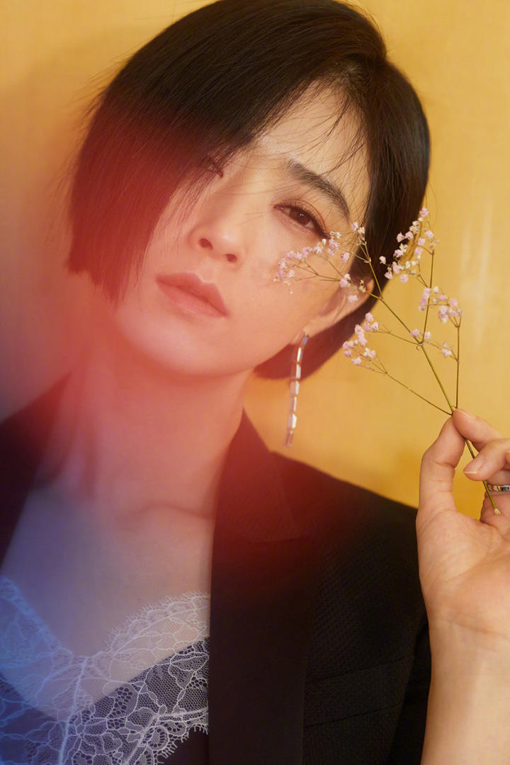 拿着花朵的气质短发美女蒋欣图片