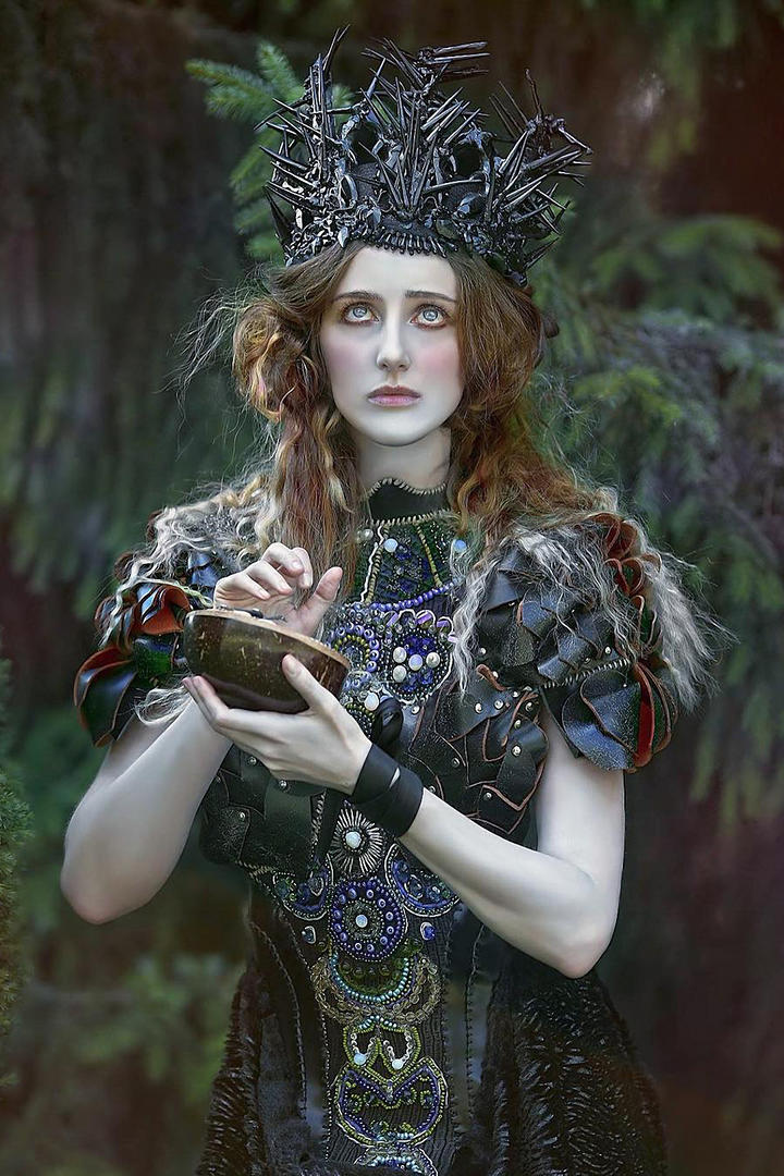 欧美穿着盔甲的美女艺术人像摄影图片