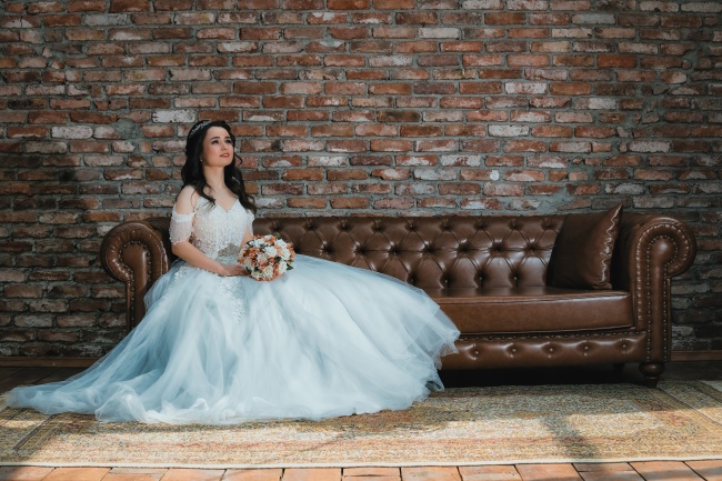 白色大裙摆婚纱美女摄影图片