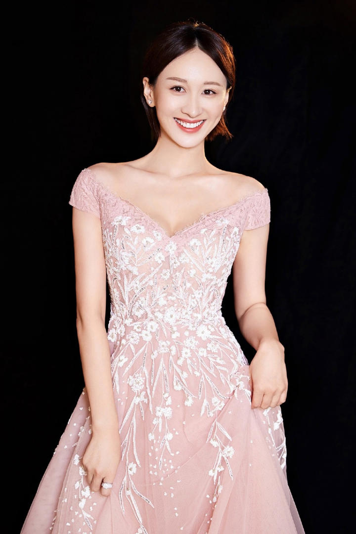 笑容甜美的美女明星练束梅写真图片