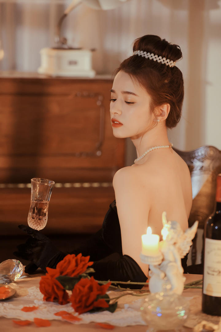 气质美女烛光晚餐图片