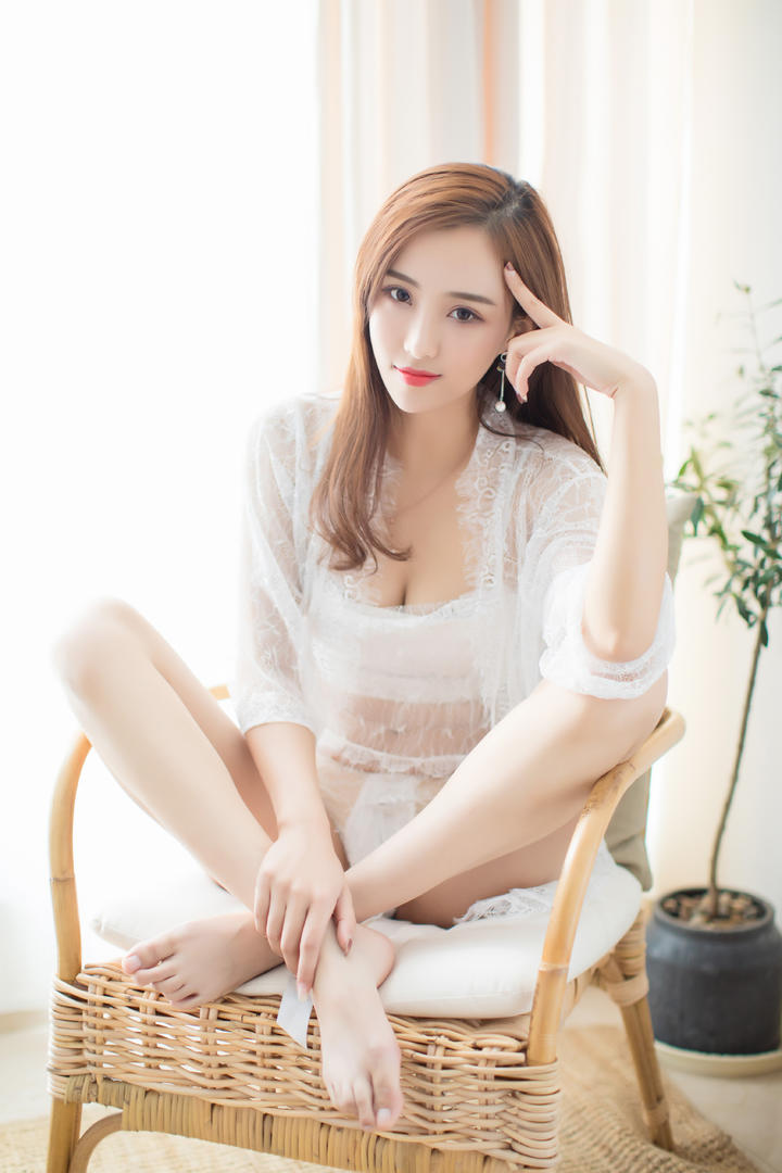 坐在椅子上的清纯美女写真图片