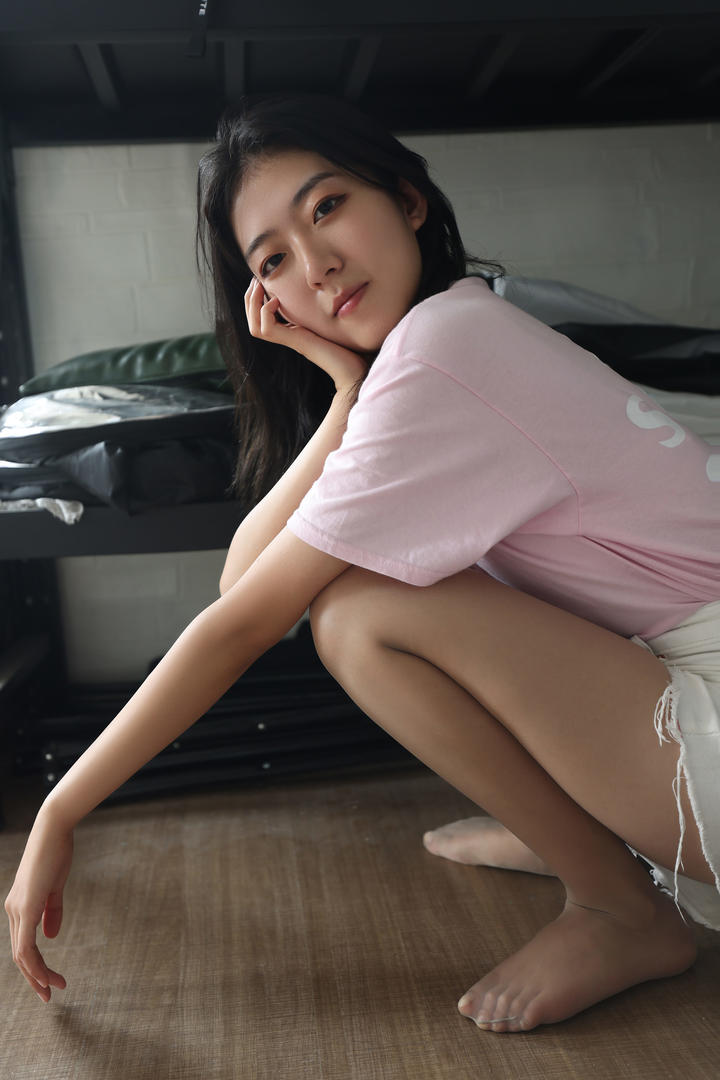 蹲在地上的清纯淘宝模特帆帆图片