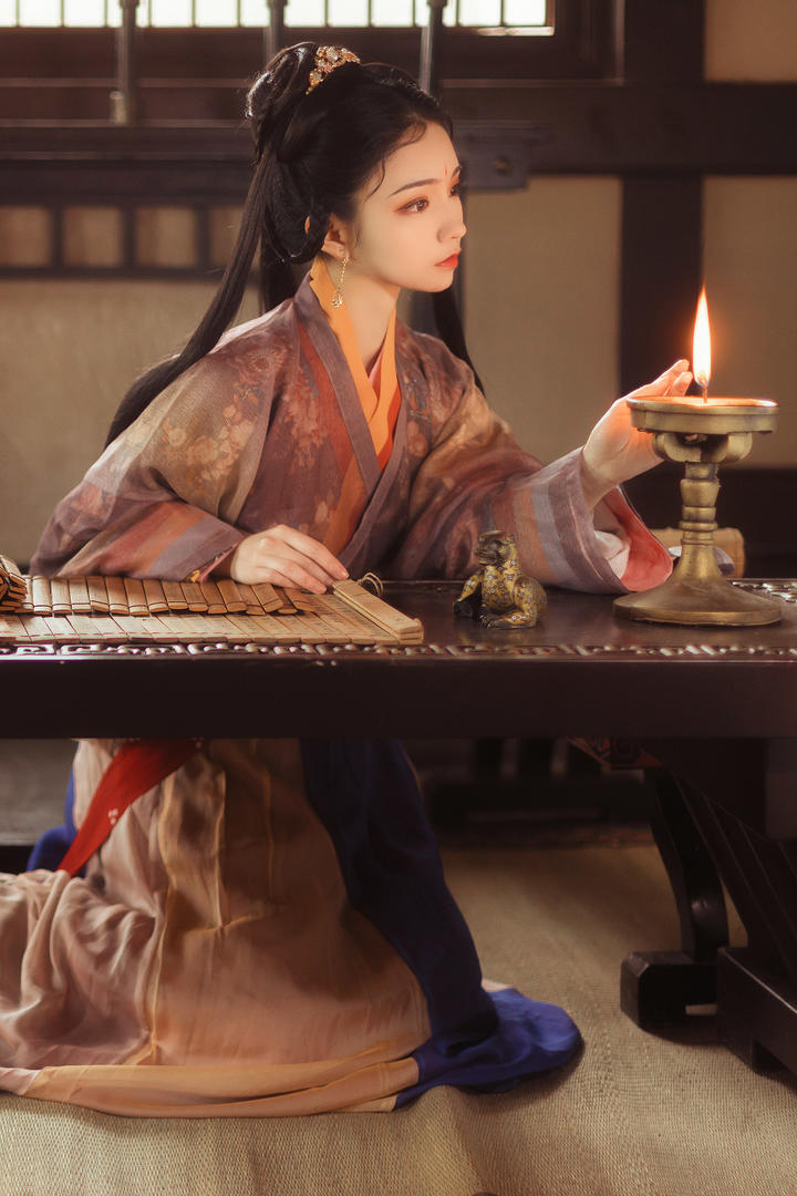 挑灯夜读的唯美古装美女艺术写真图片