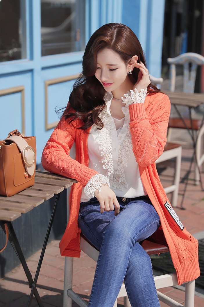 坐在桌子上的韩国美女李妍静图片