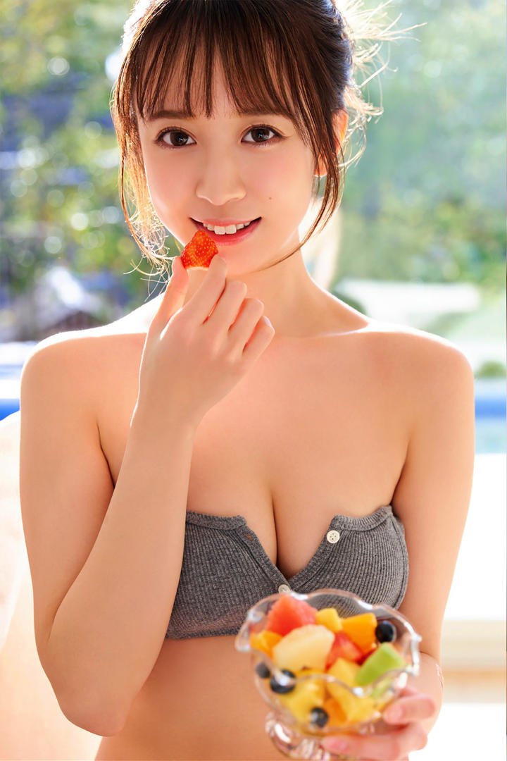 吃水果的甜美可爱美女高清大胸美女图片