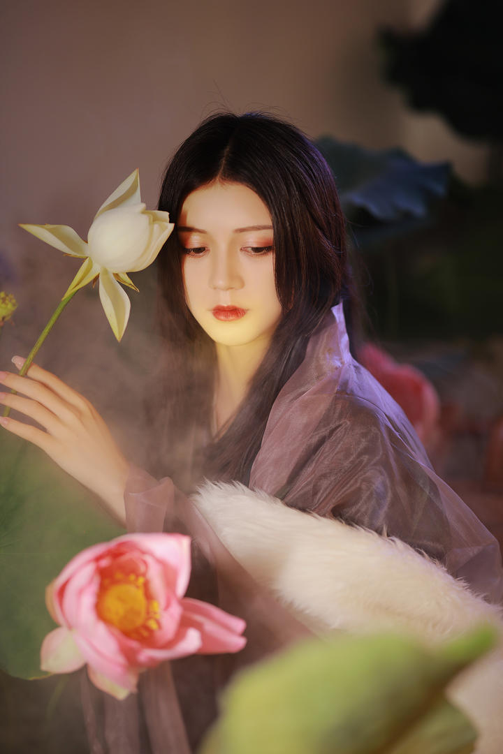 采荷花的淡雅古风美女艺术写真图片