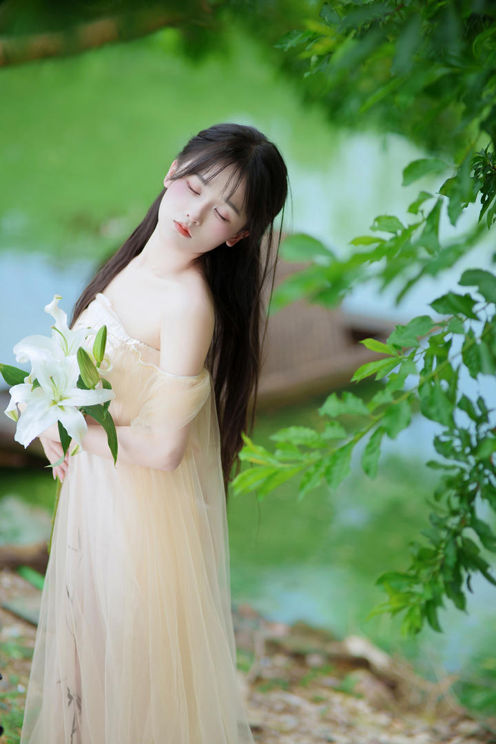 抱着鲜花的女孩4K绿色养眼美女手机壁纸免费下载网站