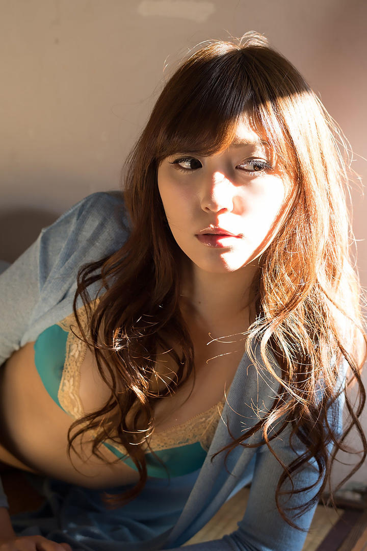 坐在地板上的高清日本清纯美女图片