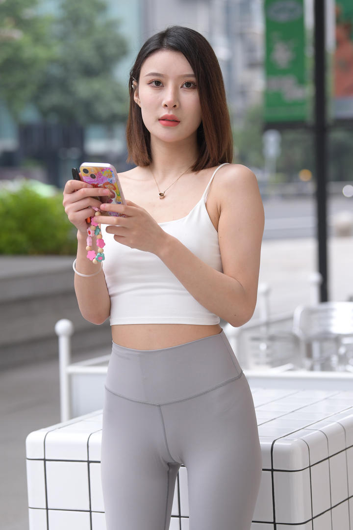 99国内街拍偷拍性感紧身裤美女高清大图下载