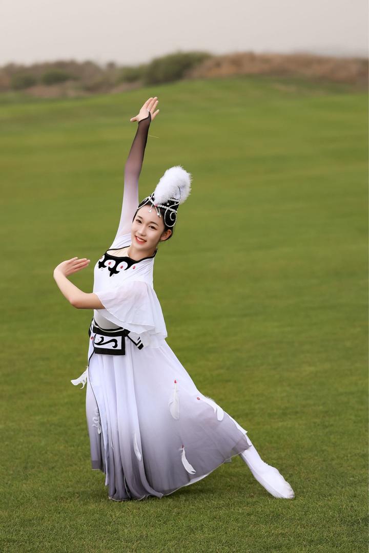 草原上跳舞的蒙古族服饰美女艺术写真图片