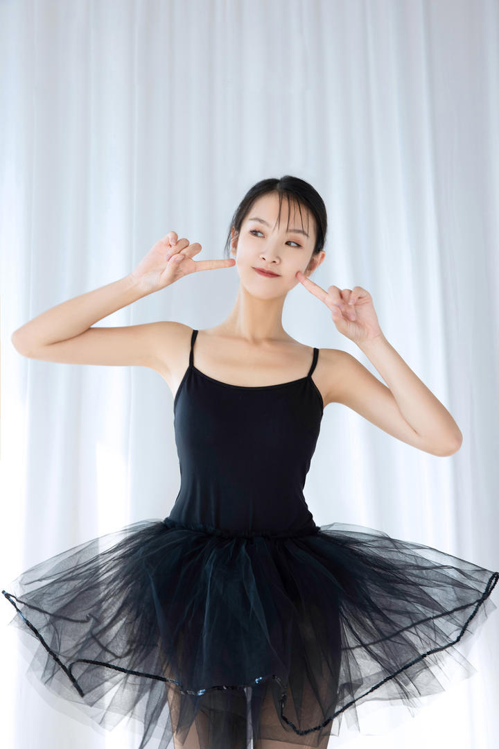 可爱的黑丝美女跳舞佳宁写真图片
